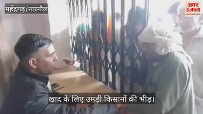 Crowds of farmers gathered for fertilizer