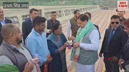 Farmers presented jaggery and sugarcane to CM Pushkar Singh Dhami in khatima