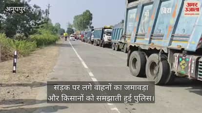 Farmers were enraged by arbitrary actions of Payari center, leading to a half-hour traffic jam on highway