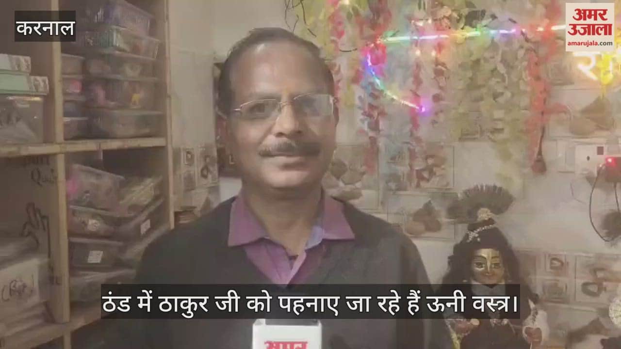 Thakur ji is being dressed in woolen clothes in the cold