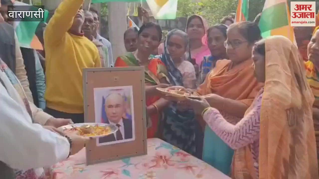 Aarti performed for portrait of Russian President Putin in Varanasi