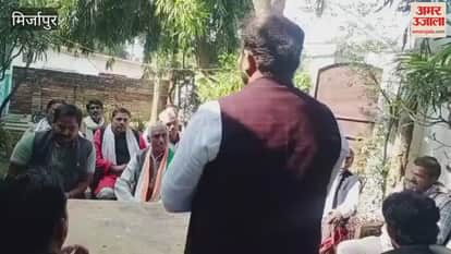 BLOs give receipts of SIR forms to voters in mirzapur