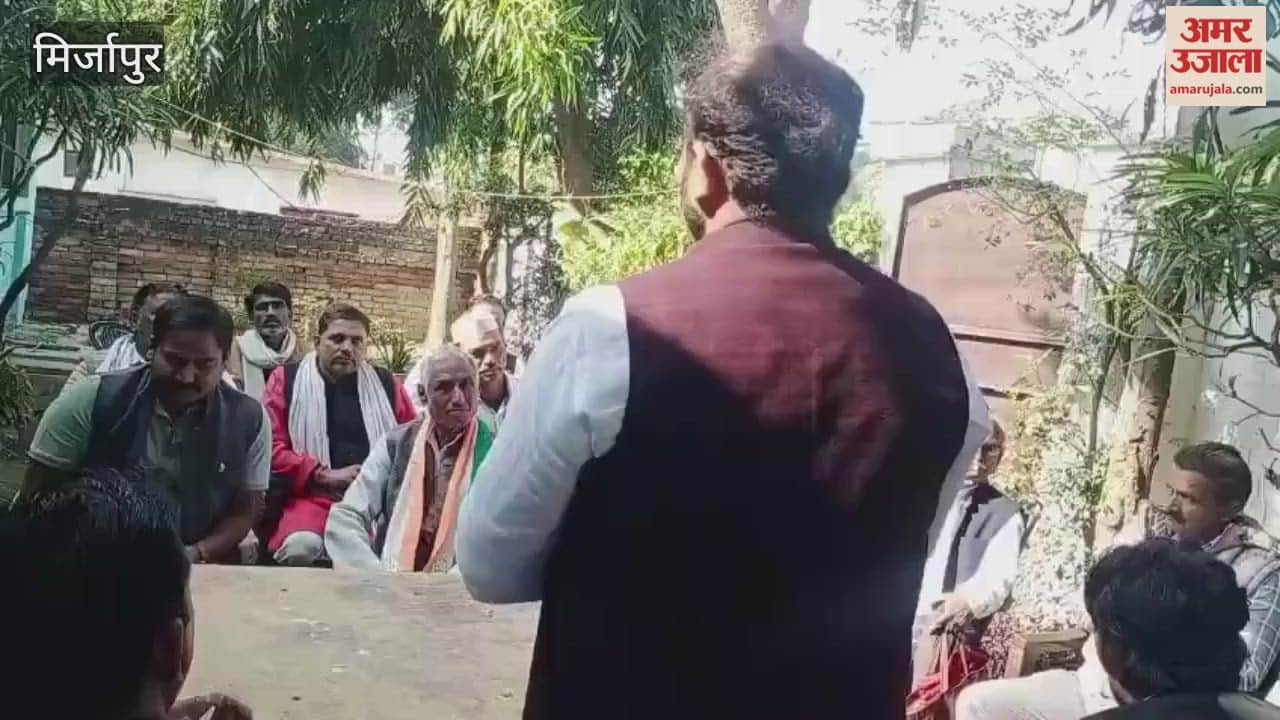 BLOs give receipts of SIR forms to voters in mirzapur