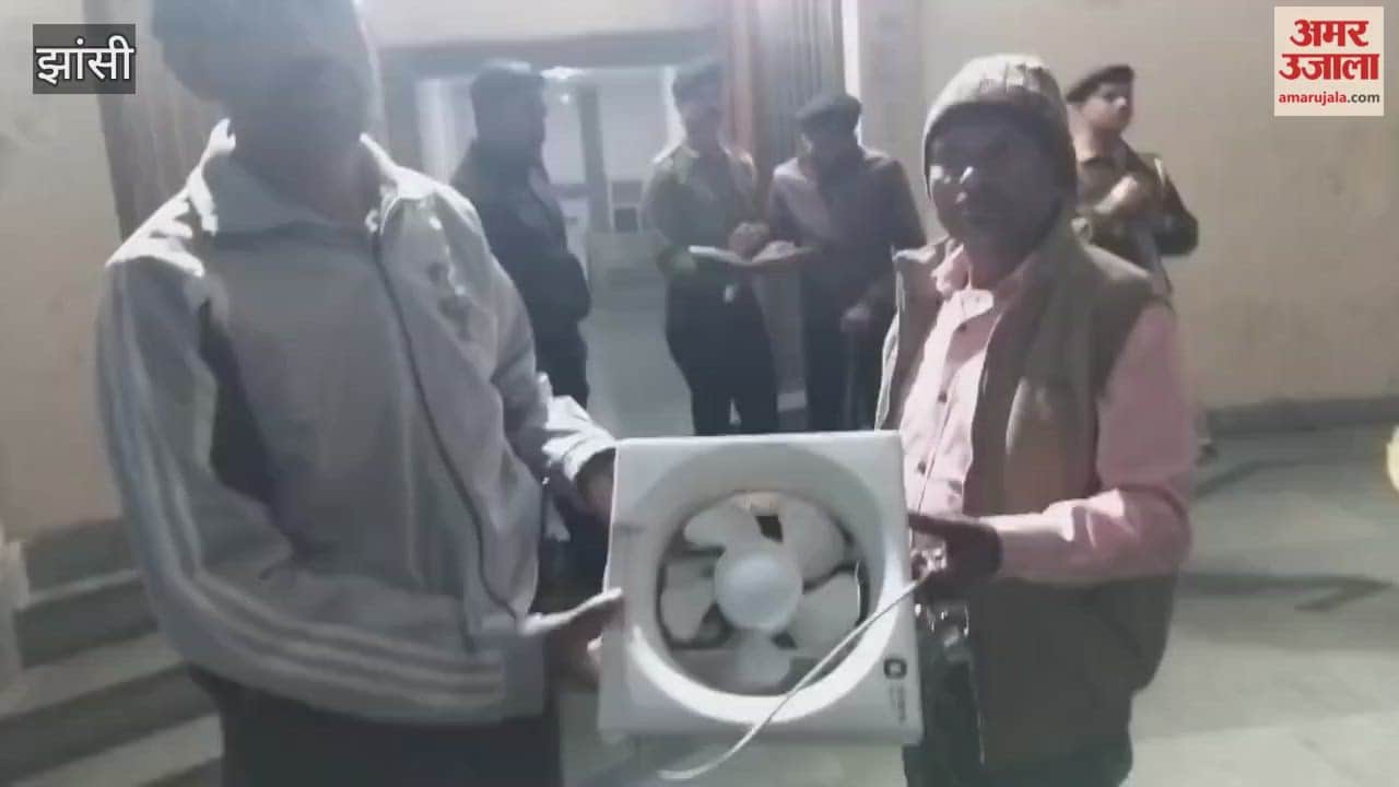 Jhansi: BU administration started action by locking the rooms of Samata Hostel.