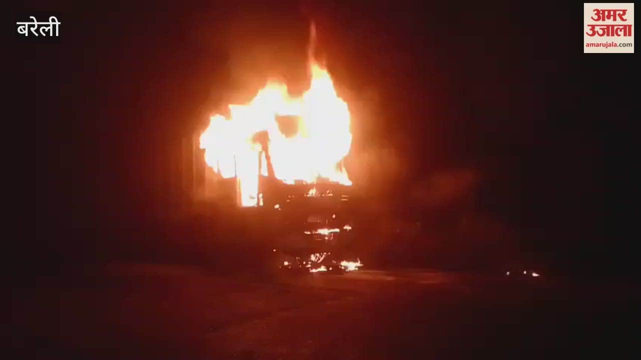 truck caught fire on the Bareilly-Bisalpur road