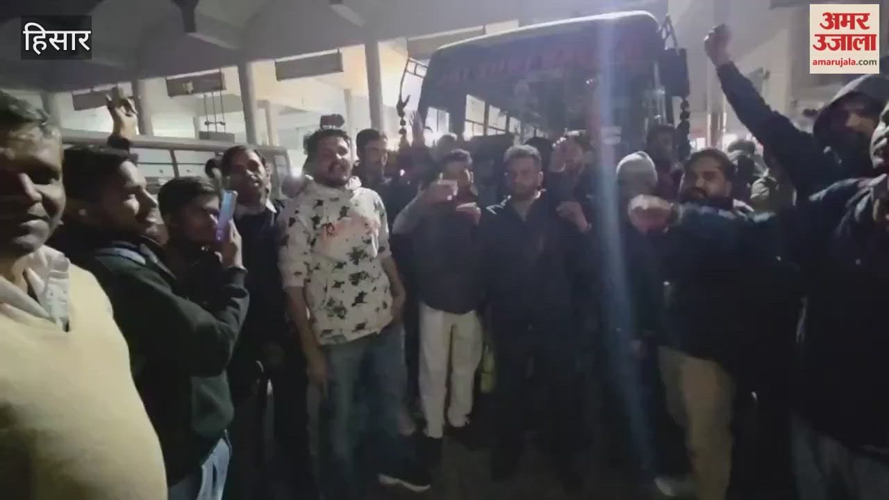 Passengers going to Bhattu got angry at Hisar bus stand and created ruckus