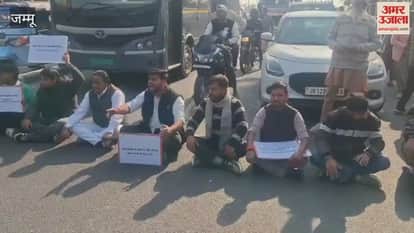 The Shri Mata Vaishno Devi Sangharsh Samiti staged a strong protest on the road, raising objections over seat allocation.