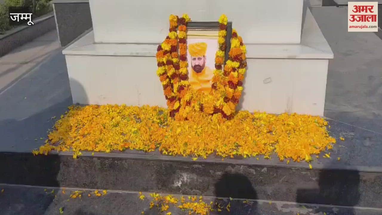 Medical seat controversy in Jammu: Strong protest by the Struggle Committee at Dogra Chowk.