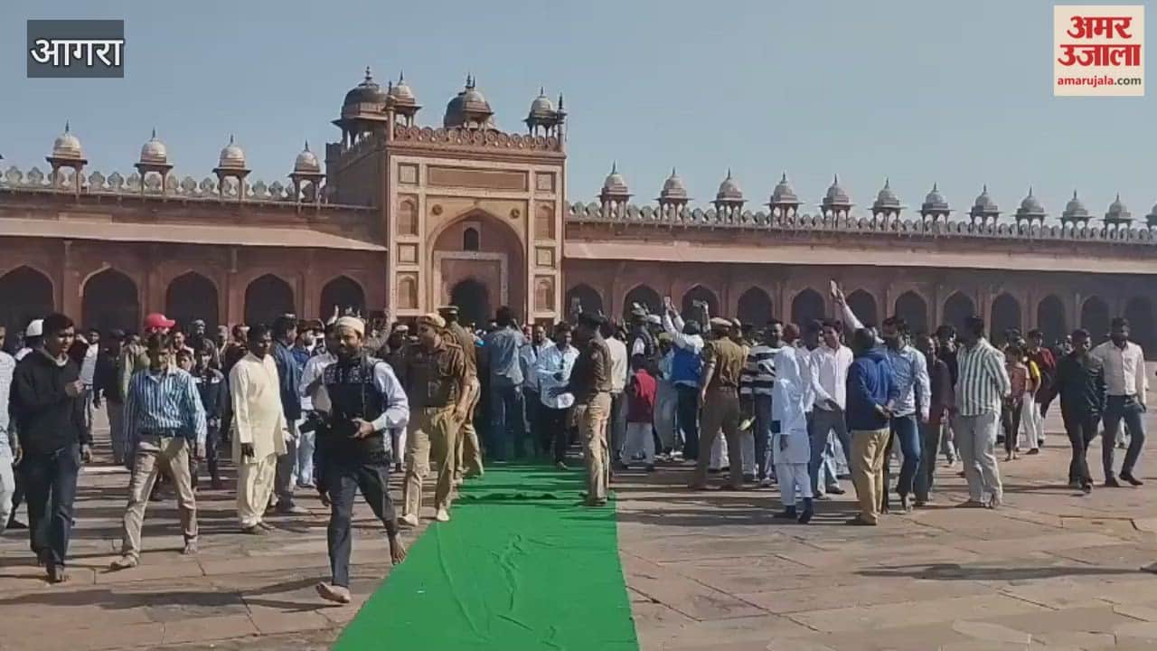 Akhilesh Yadav Dimple Yadav and Jaya Bachchan Visit Fatehpur Sikri Dargah Amid Sufi Music Performance