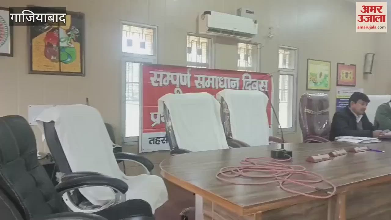 Chairs empty on Samadhan Diwas in Modinagar in Ghaziabad