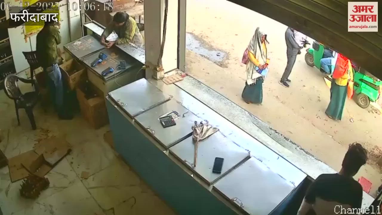 Employees attacked with sticks for not giving liquor bottles at low cost in Faridabad