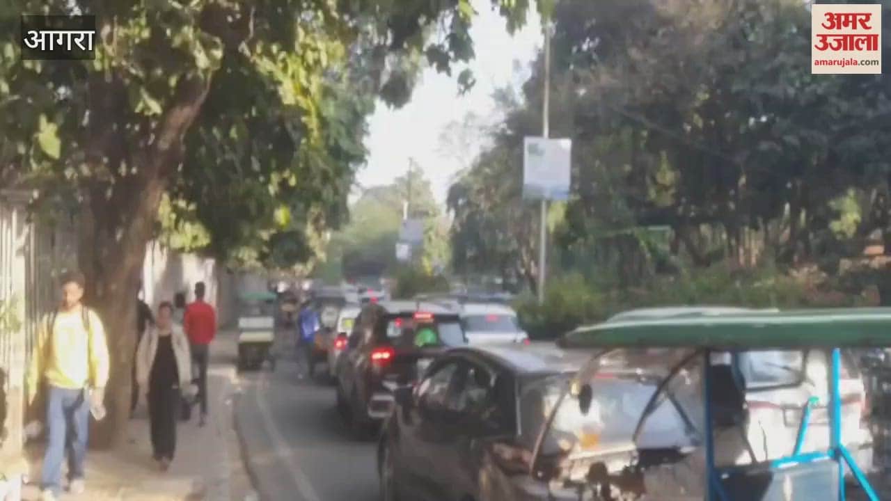 Traffic jam near Taj Mahal