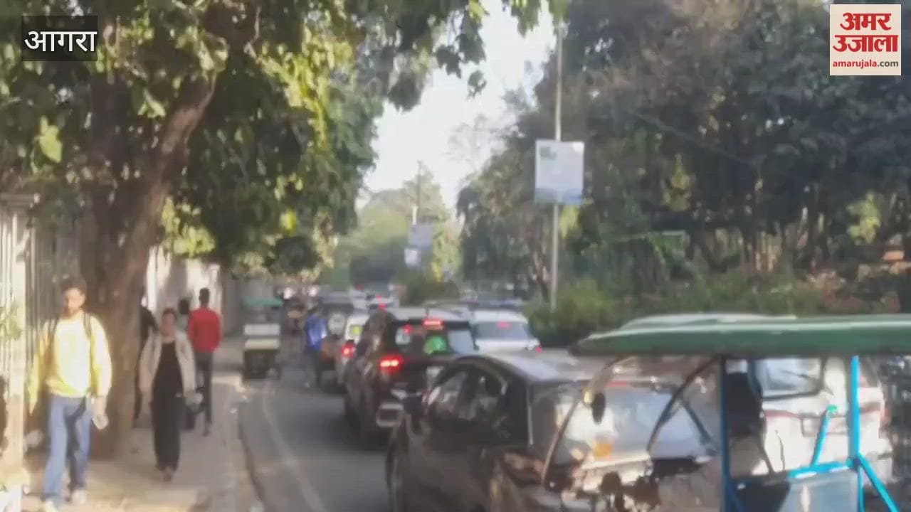 Traffic jam near Taj Mahal