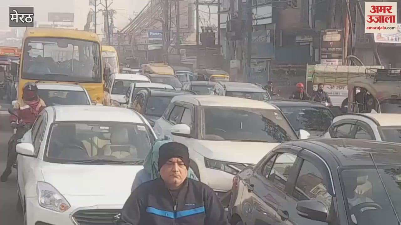 Meerut: Jam on Delhi road, school bus also stuck