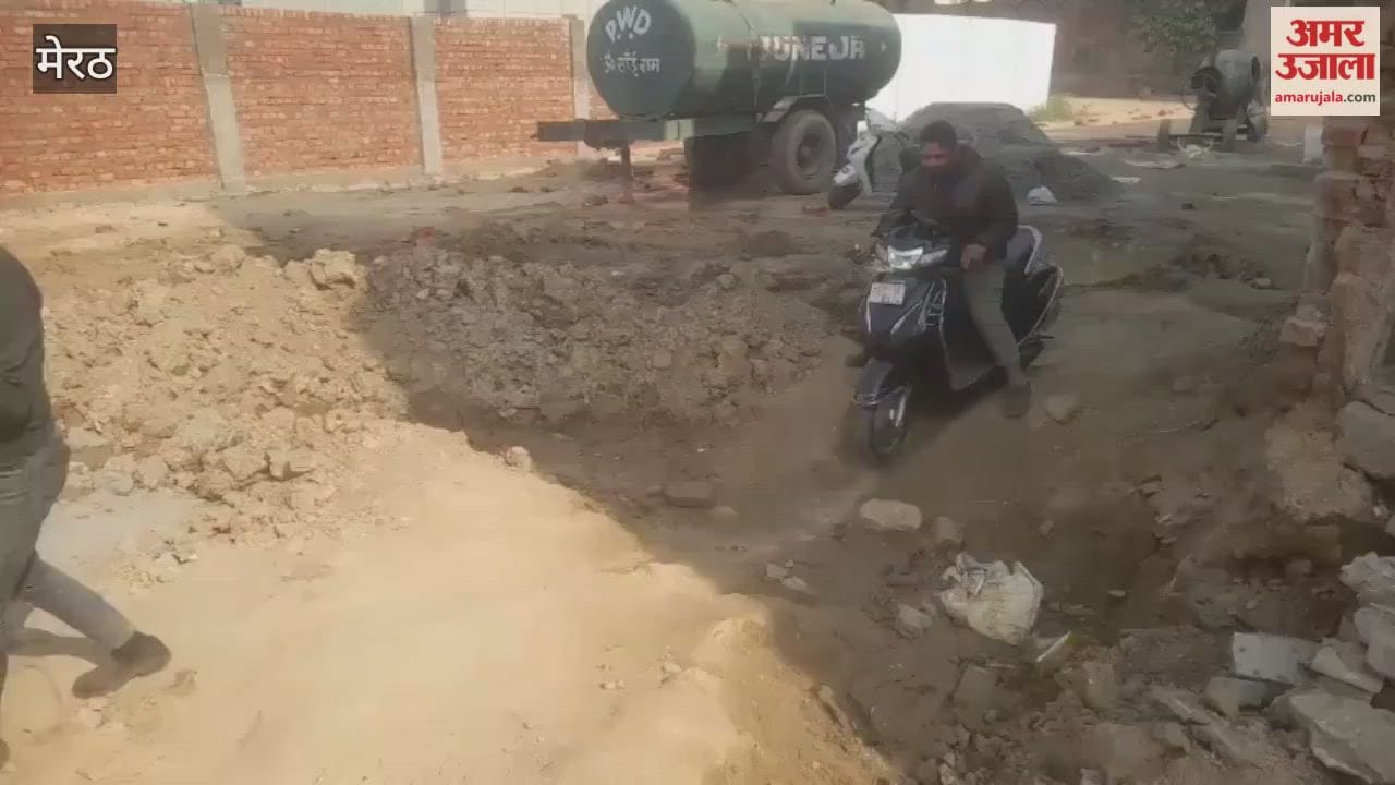 Meerut: Vehicles passing through incomplete road on link road