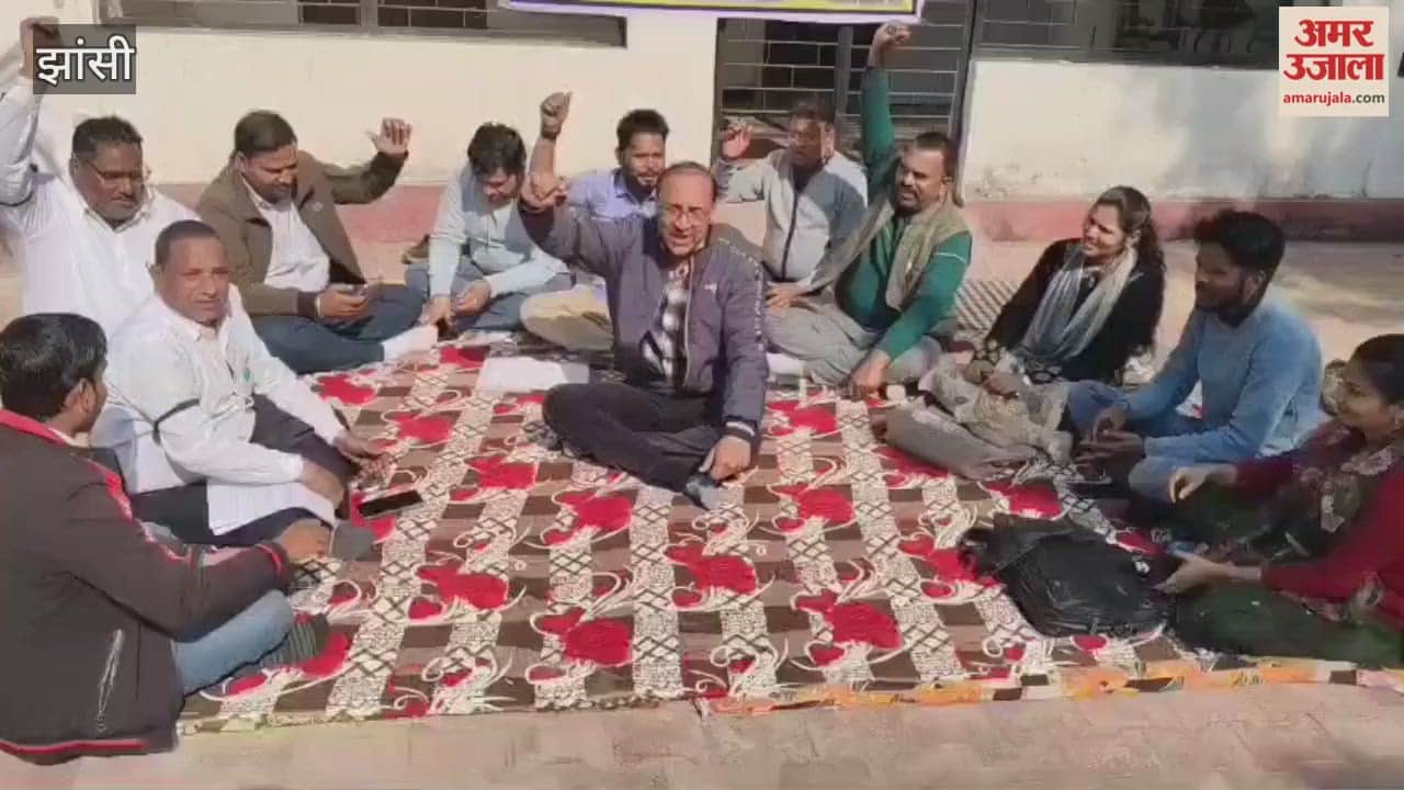 One day protest demonstration of Gram Panchayat and Village Development Officers in Jhansi