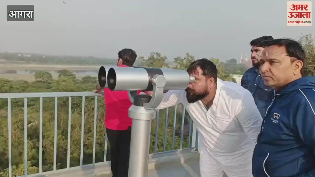 Telescope installed near Taj Mahal