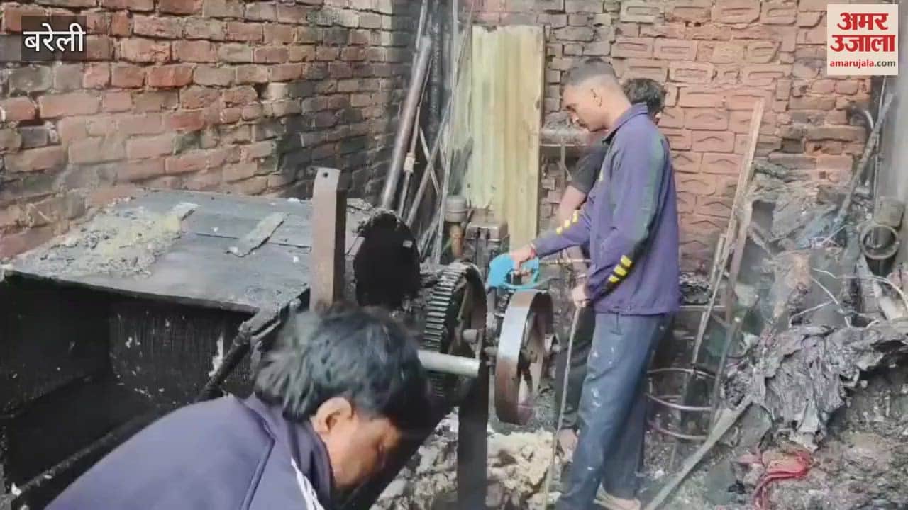 दुकान के बाहर खड़ीं पीड़ित परिवार की महिलाएं व अन्य लोग