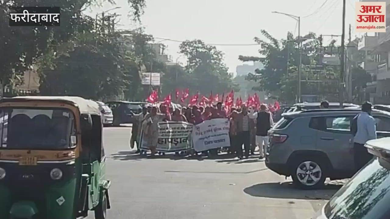 protest of Mid Day Mill workers at office of Union Minister of State Krishna Pal Gurjar in Faridabad