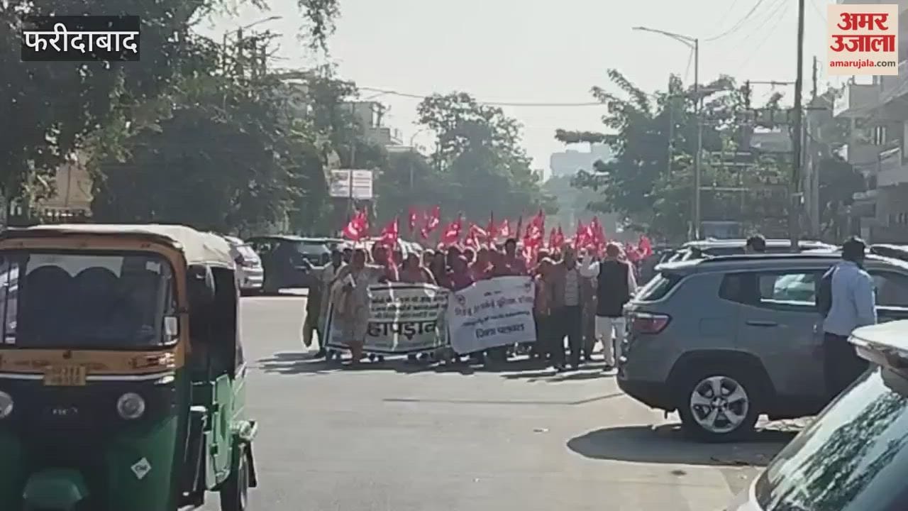 protest of Mid Day Mill workers at office of Union Minister of State Krishna Pal Gurjar in Faridabad