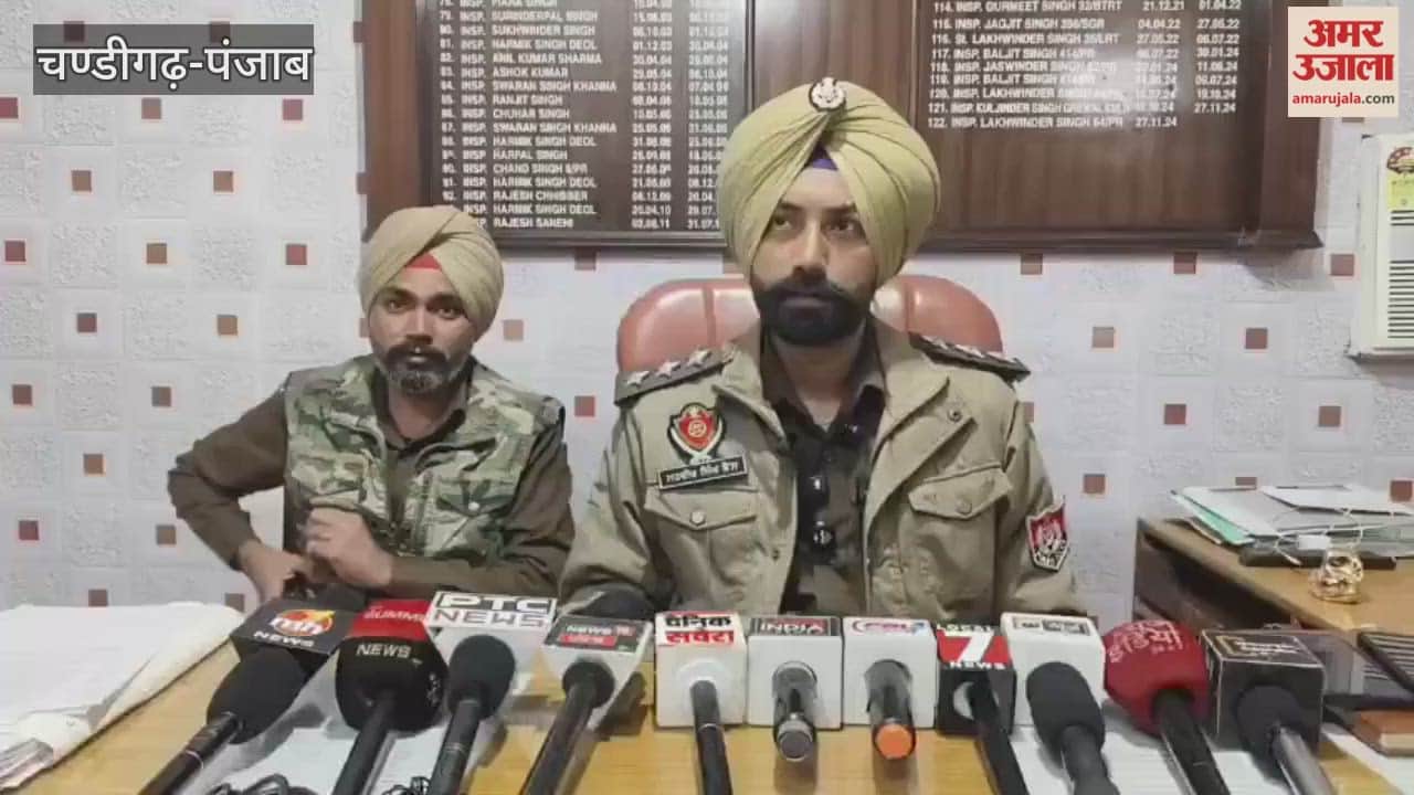 Two accused arrested for attacking a money exchanger and robbing him of his mobile phone in Barnala