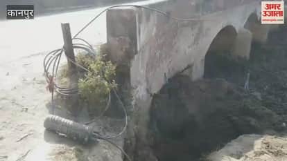 Workers digging the bridge's kothi without safety measures, risking accidents