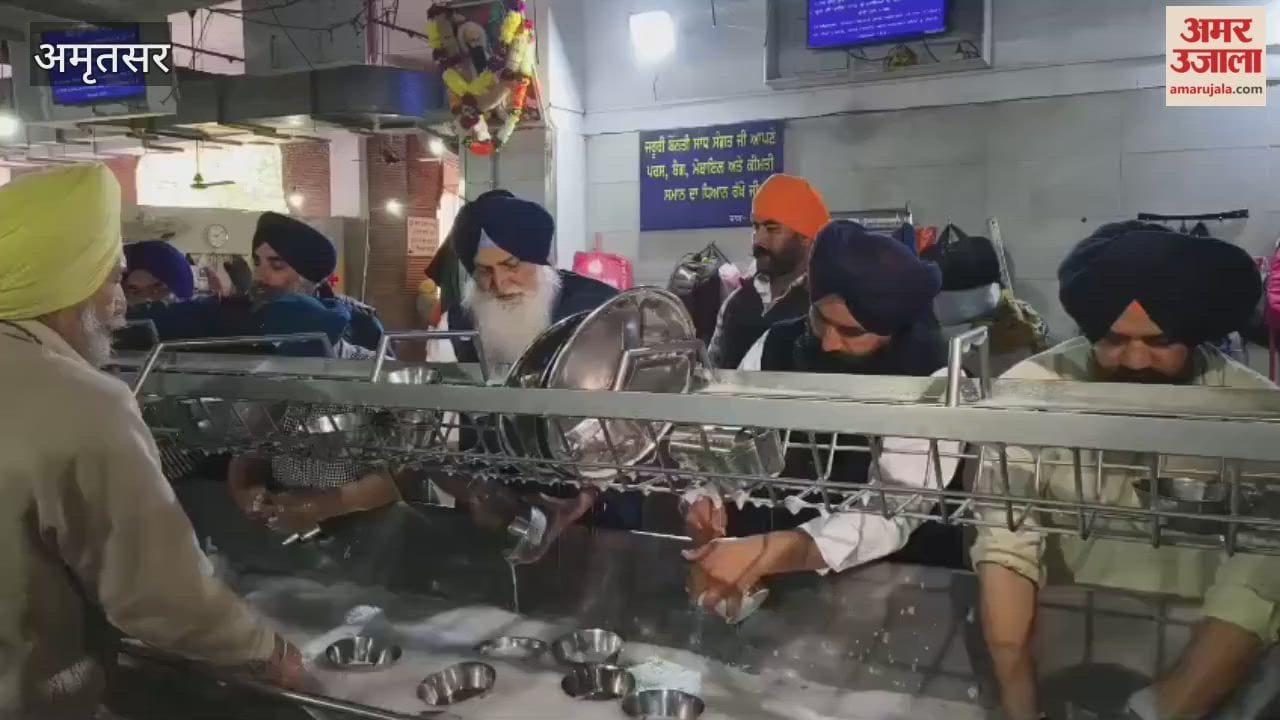Virsa Singh Valtoha reached Sri Harmandir Sahib and offered the service of washing utensils.