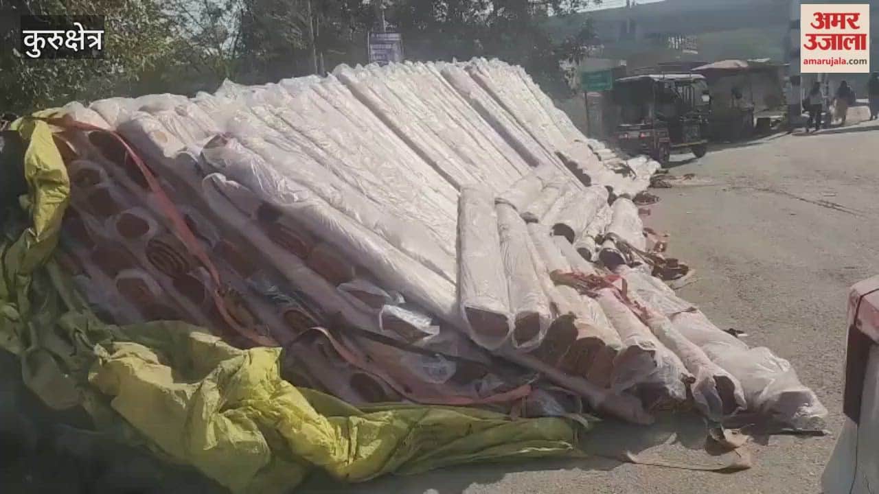 truck loaded with plywood overturned at the Pehowa Road crossing in Kurukshetra, a major accident was averted.
