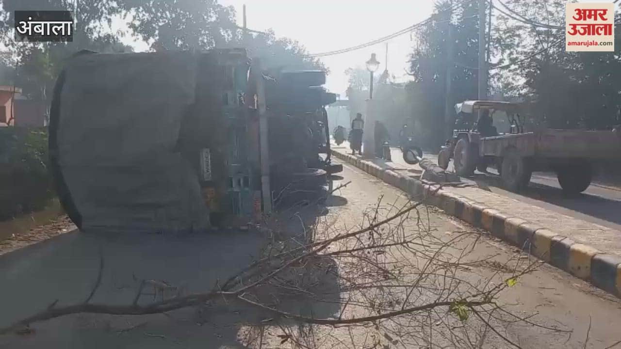 canter collided with a divider near Hathikhan Temple in Ambala, people had a narrow escape.