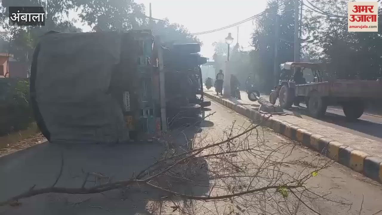 canter collided with a divider near Hathikhan Temple in Ambala, people had a narrow escape.