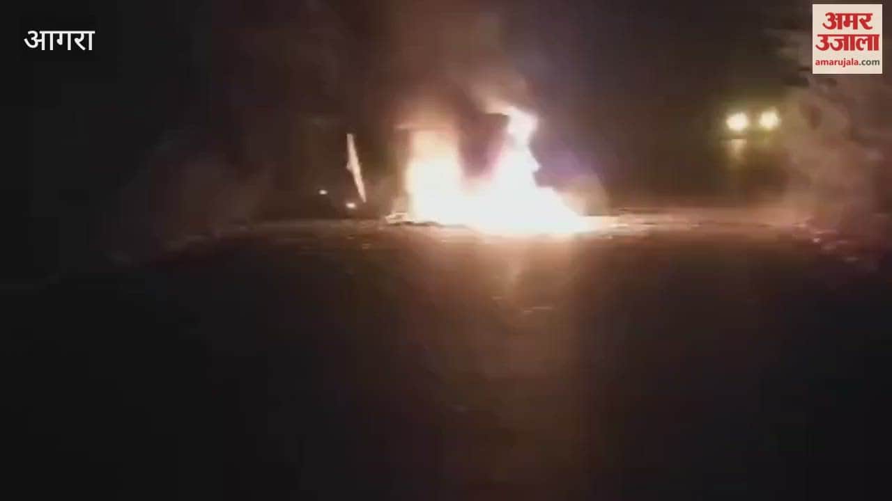 Massive fire in Omni van accident happened near Fatehpur Sikri