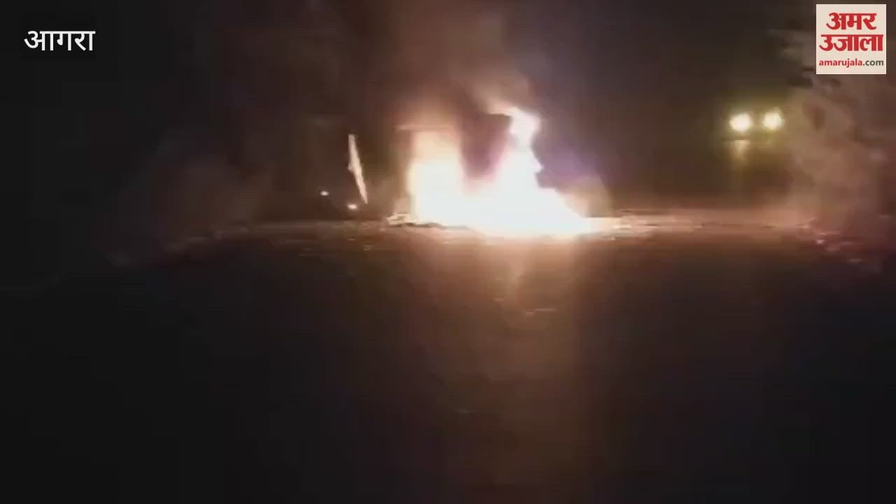 Massive fire in Omni van accident happened near Fatehpur Sikri
