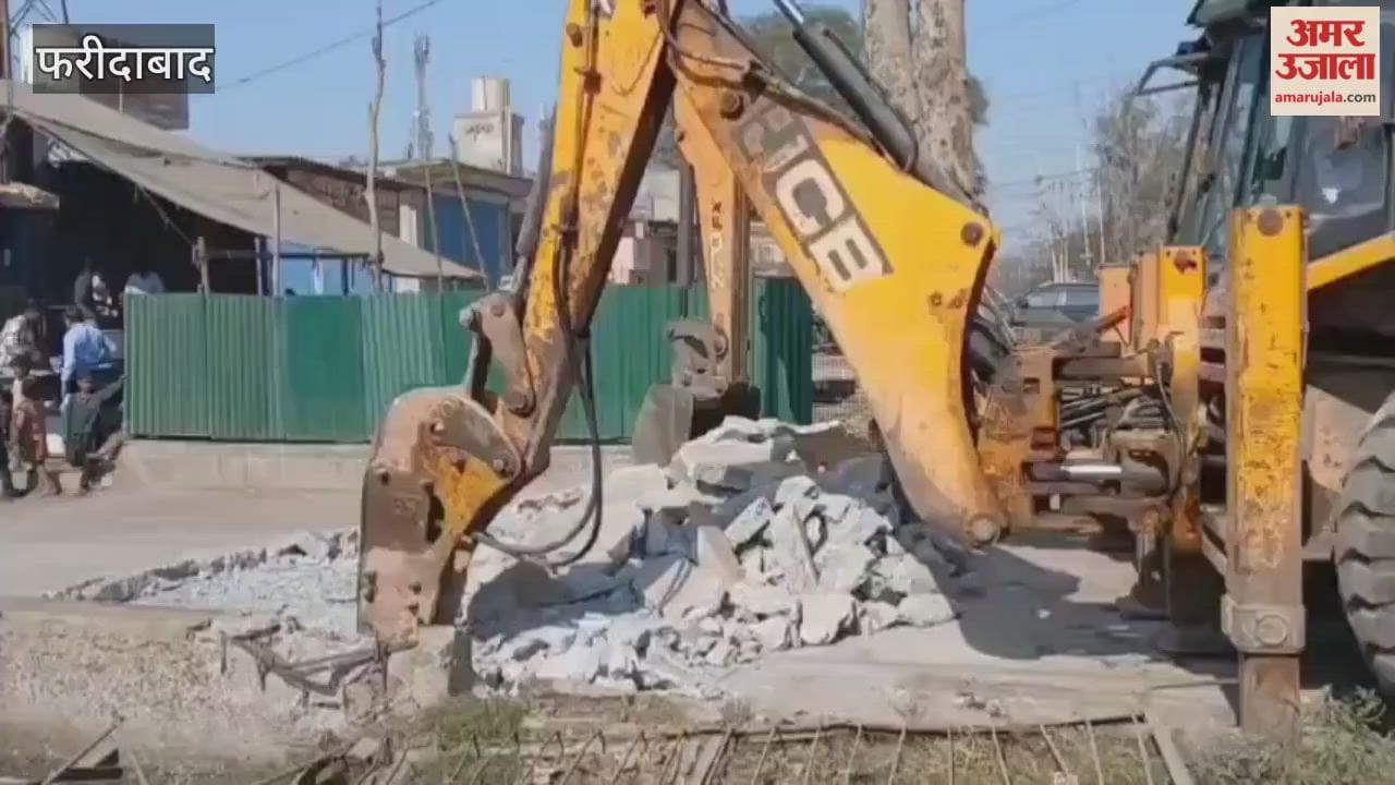 Faridabad team from irrigation department removed encroachments on drain