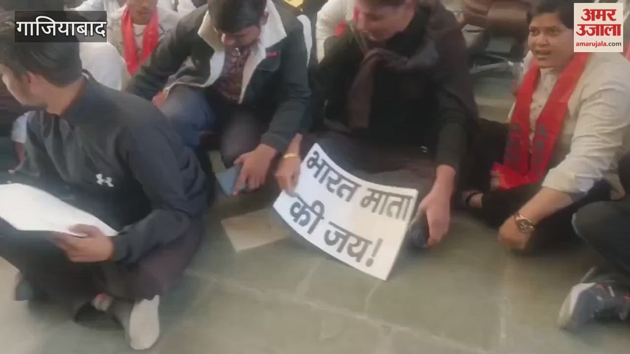 ABVP office-bearers protest at MM College demanding action