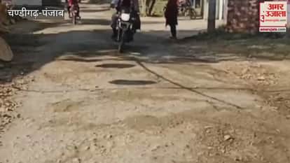 In Sujanpur, people raised slogans under the slogan 'No road, no vote'.