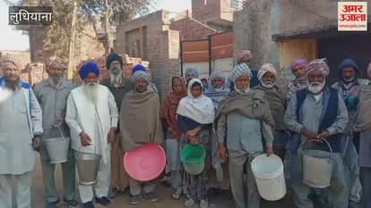 Residents of Rasulpur Malla village protested by carrying empty buckets due to lack of water supply