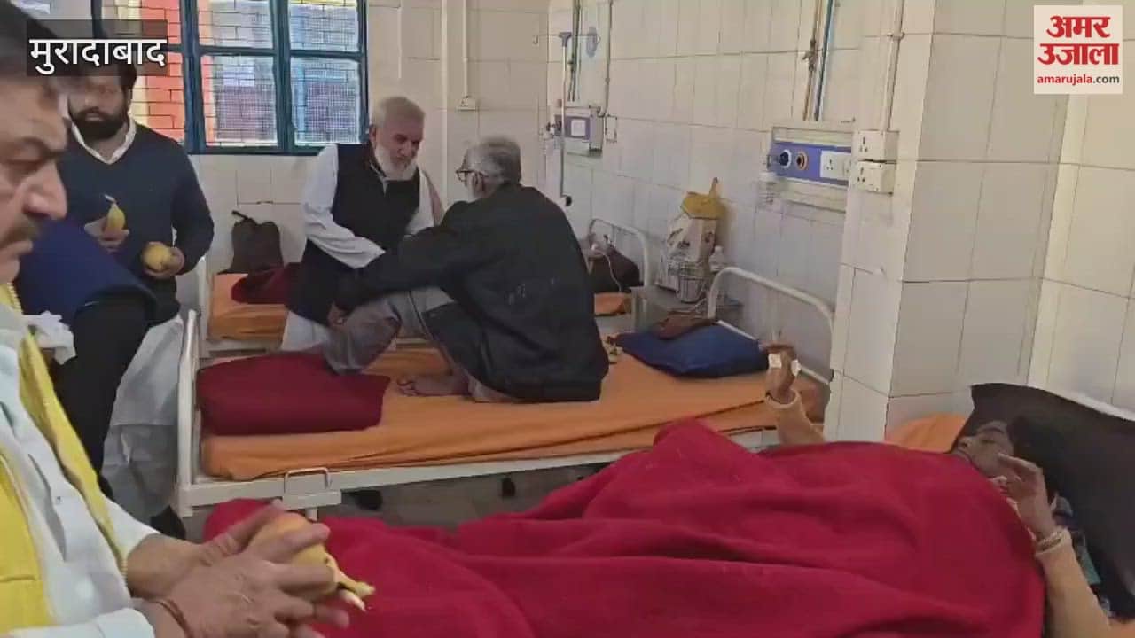 सोनिया गांधी के जन्मदिन पर जिला अस्पताल में फल वितरण