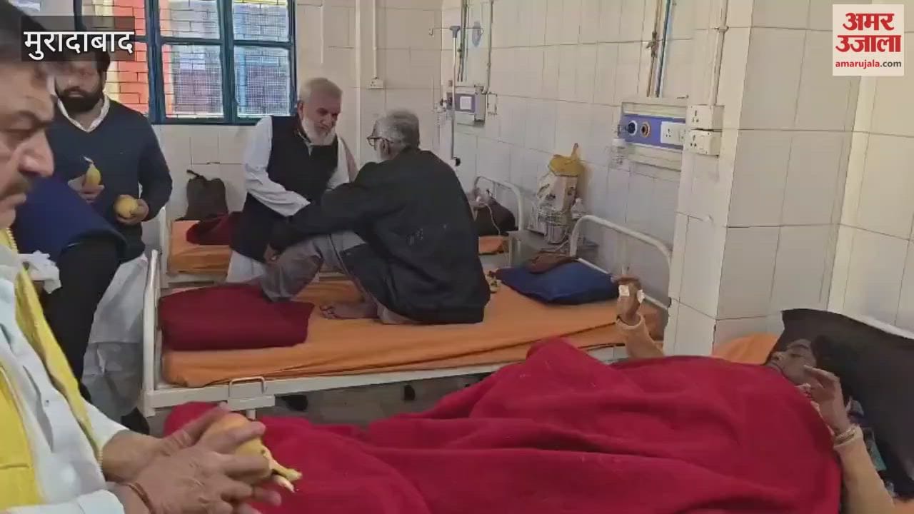 सोनिया गांधी के जन्मदिन पर जिला अस्पताल में फल वितरण