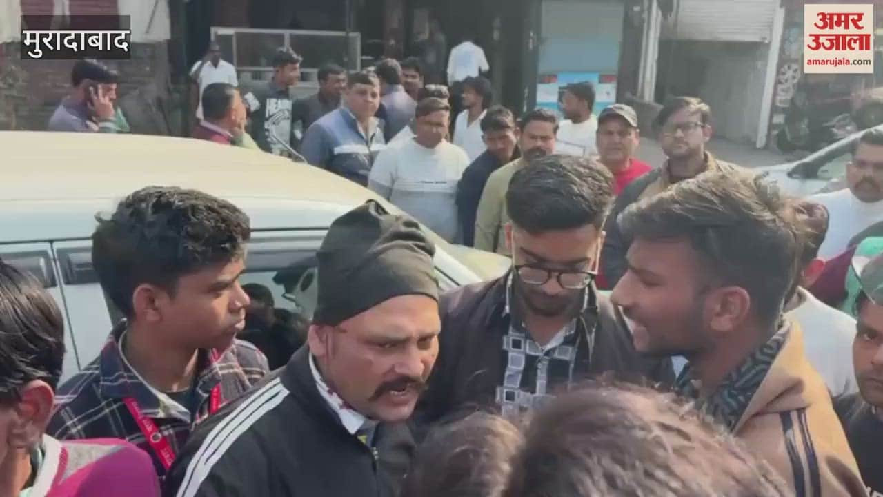 दिल्ली हाईवे पर कार ने ऑटो को मारी टक्कर, लगा लंबा जाम