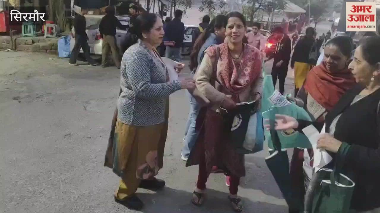 Sirmour Rotary Club Nahan Sangini distributed cloth bags to people free of cost