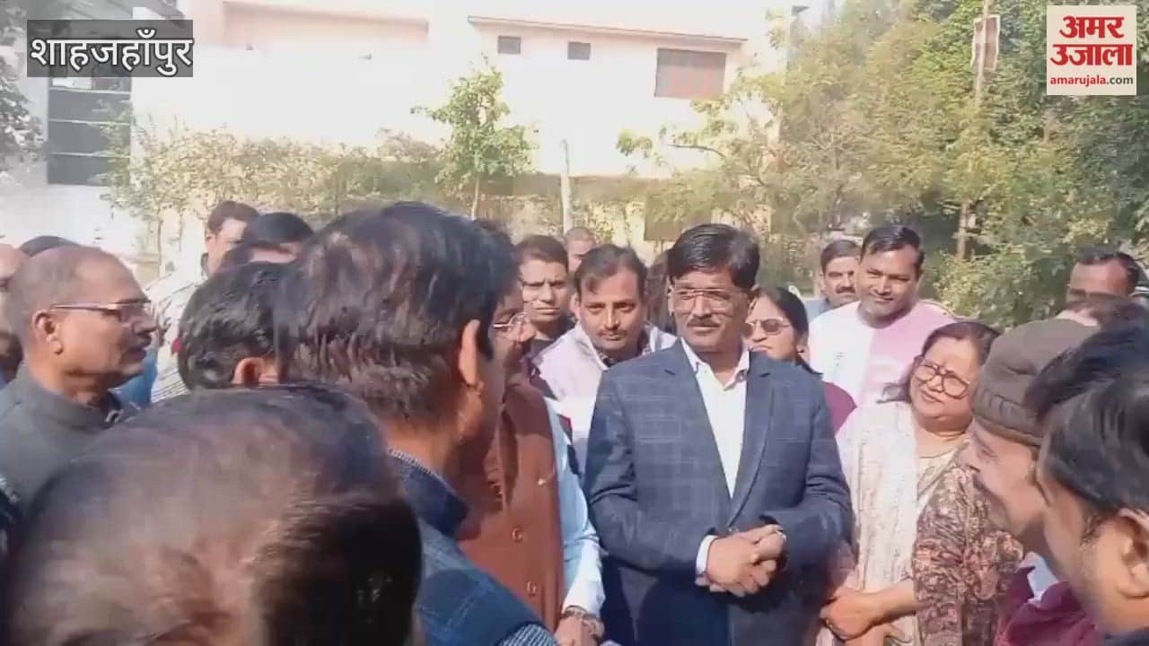 teachers association submitted a memorandum to the MP in Shahjahanpur