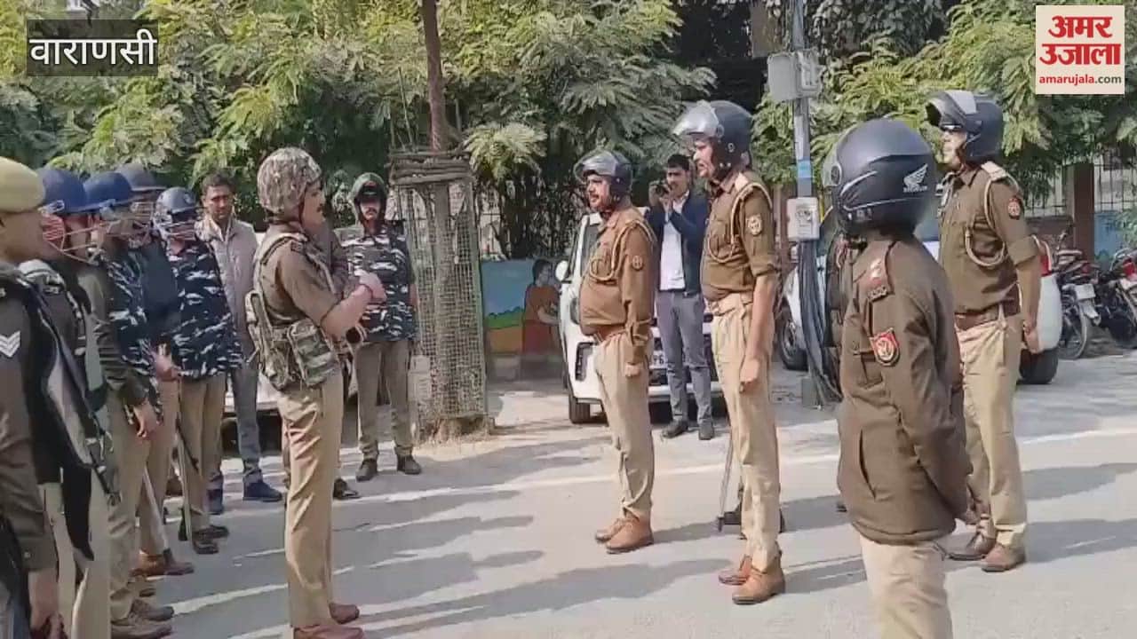 Police arrive near PM office in Varanasi cordon off area