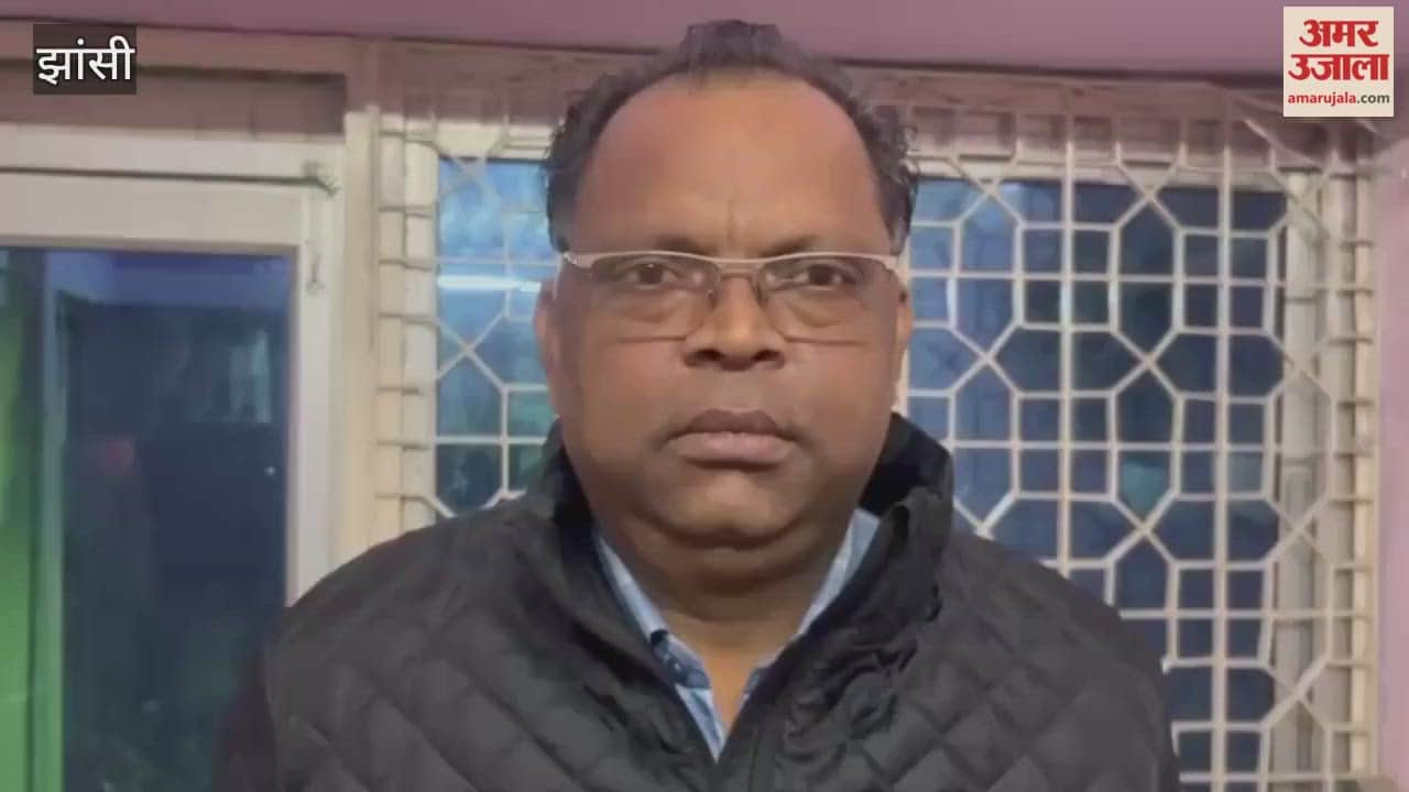 Jhansi: SIC Dr. Sachin Mahur giving information on the child swapping case