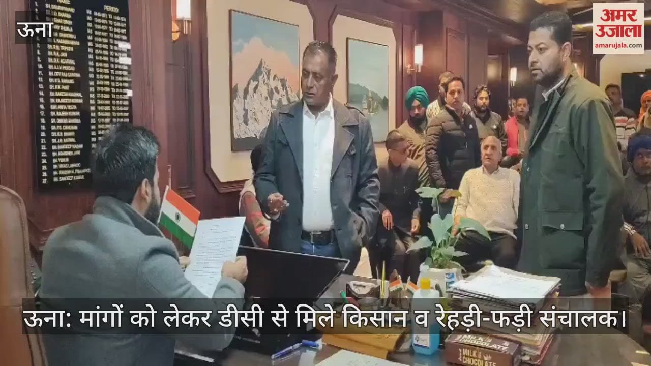 Una: Farmers and street vendors met the DC under the leadership of Satpal Singh Raijada regarding their demands.