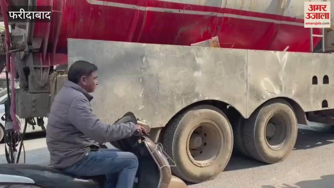 Faridabad Sewer cleaning work is underway on Neelam Railway Road.