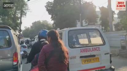 Traffic jam at Delhi Gate in Agra