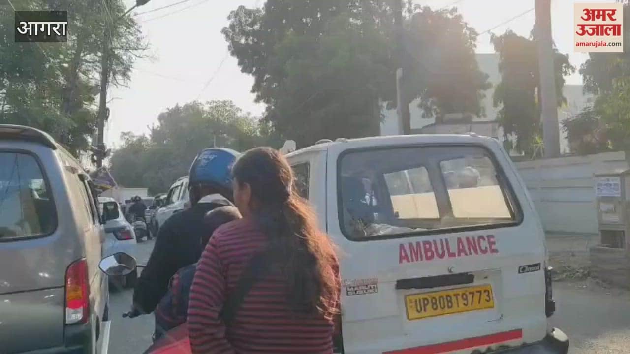 Traffic jam at Delhi Gate in Agra