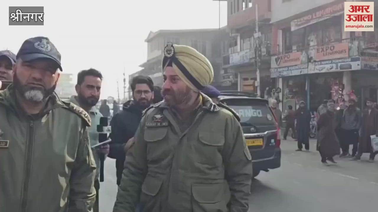 Traffic Police intensifies drive in Kangan; SSP Ravinder Paul Singh warns against parking in Main Market area.