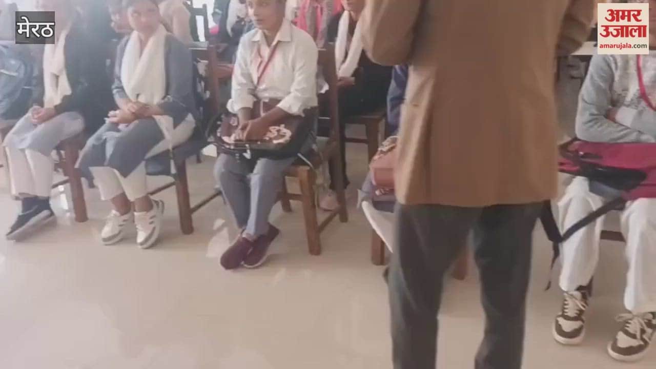 Meerut: An IT expert provided students with computer technical information at the government college