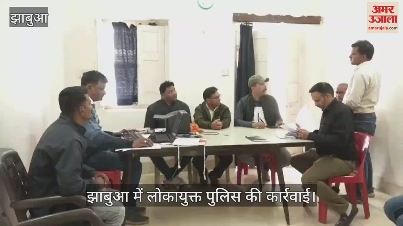 An accountant from the Tribal Affairs Department was caught accepting a bribe.